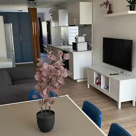 Anton Court קסלנדי