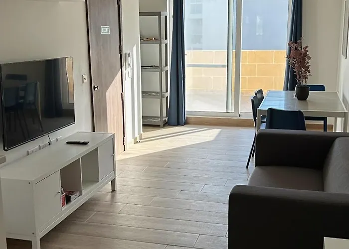 Anton Court クレンディ