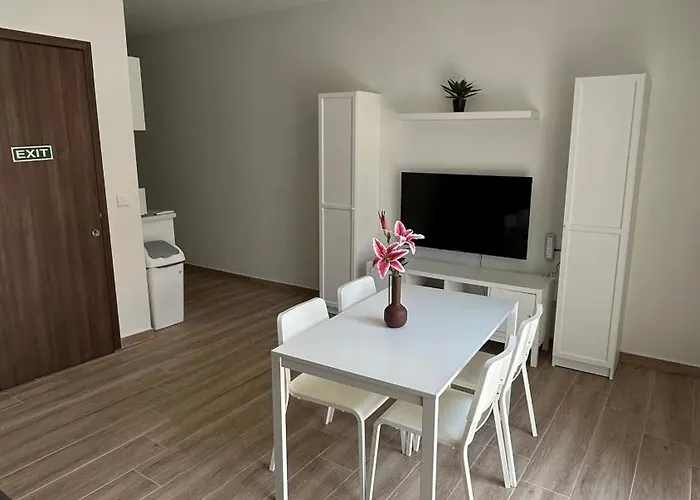 アパート Anton Court クレンディ