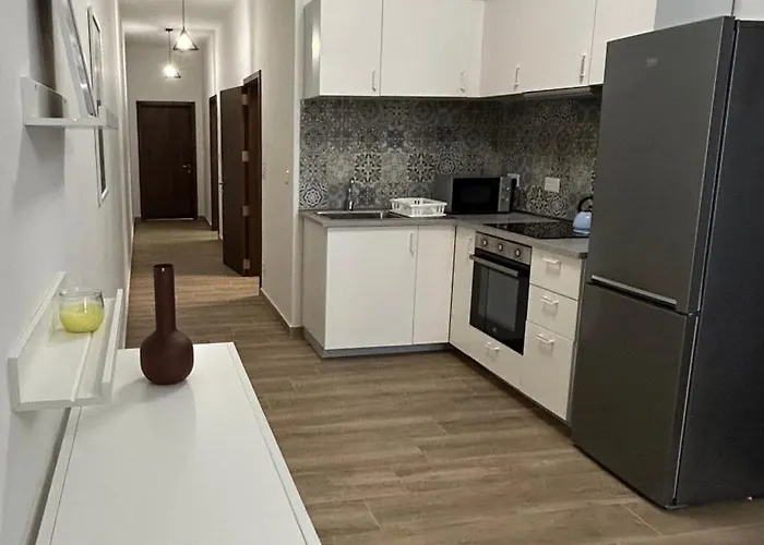 Anton Court クレンディ